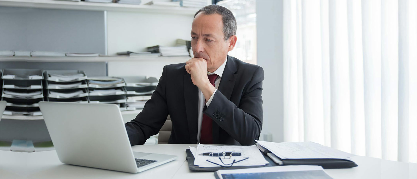 Beamter in seinem Büro
