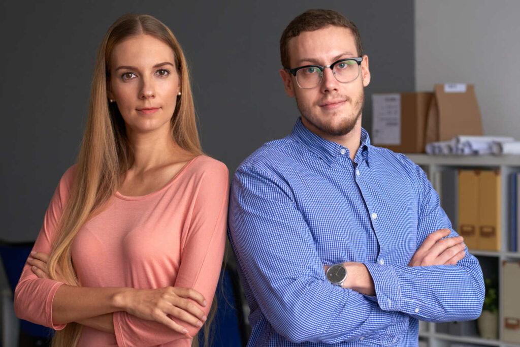 equal-pay Mann und Frau im Büro: Equal Pay Anspruch